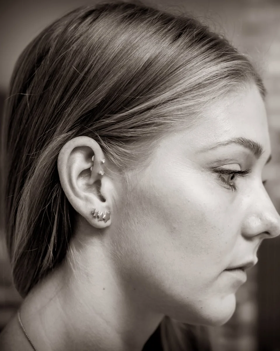Ørepiercing med titaniumsmykker fra HadberG Piercing